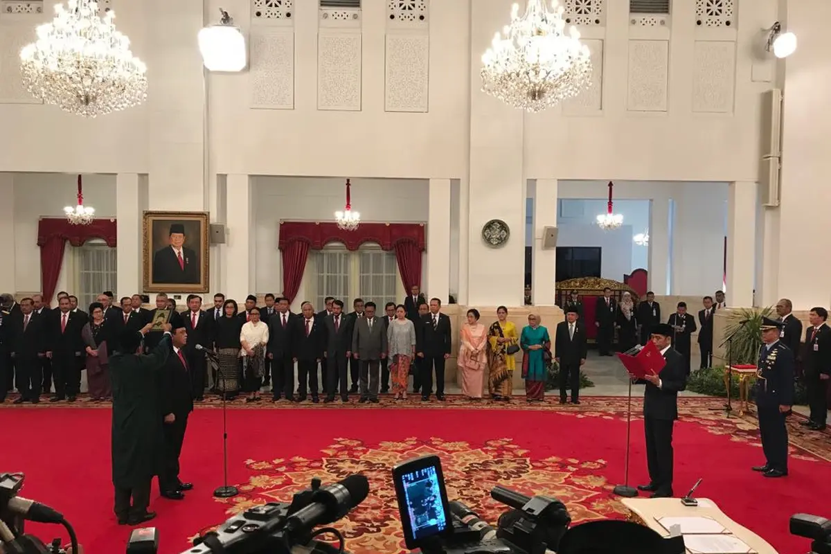 Jokowi melantik Syafruddin sebagai Menteri PANRB (Liputan6.com/Hanz Jimenez)