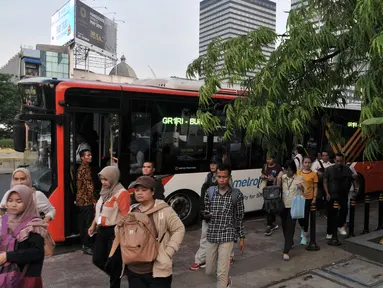 Penumpang turun dari bus Transjakarta di Kawasan Terintegrasi Transportasi Dukuh Atas, Jakarta, Rabu (12/6/2019). PT Transjakarta mencatat adanya peningkatan penumpang setelah Moda Raya Terpadu (MRT) beroperasi. (merdeka.com/Iqbal S. Nugroho)