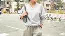 Fuji dengan tampilan kasualnya yang serasi. Atasan sweatshirt berwarna abu-abu dipadu short pants senada. Ia tampak membawa mini bagnya dan menata rambutnya dengan gaya messy look yang menawan. Foto: Instagram.