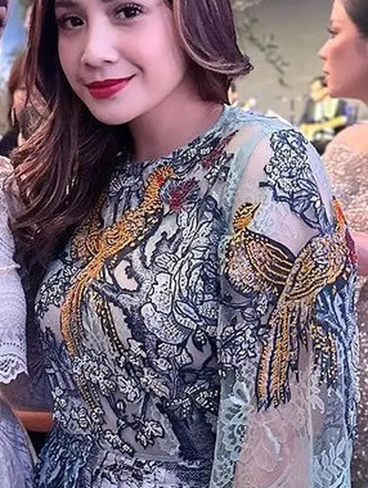 Nagita Slavina juga mengaplikasikan lipstik merah yang membuat tampilannya semakin fresh. Dengan rambut coklat yang dibiarkan terurai. [@putri_zulhas]
