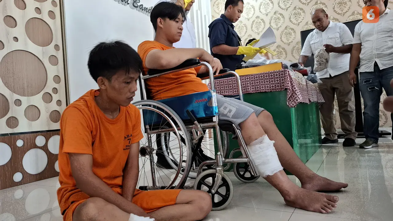 Polisi tembak kaki dua tersangka spesialis pencuri sepeda motor yang kerap beraksi di Bandar Lampung.  Foto : (Liputan6.com/Ardi).