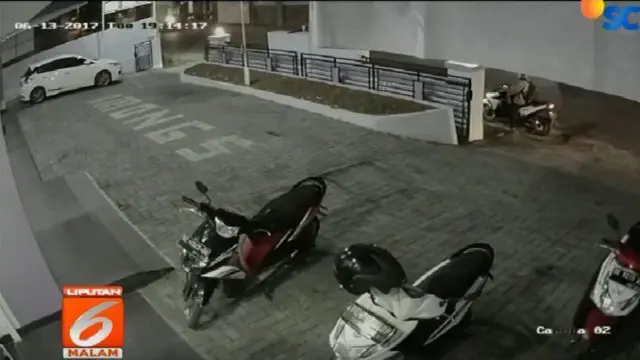 Sebuah rekaman kamera pemantau memperlihatkan seorang pria mencuri sepeda motor di depan sebuah klinik di Bandar Lampung.