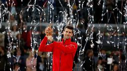  Petenis asal Serbia, Novak Djokovic mengangkat trofi juara usai  mengalahkan Andy Muray pada kejuaraan Madrid Open di Spanyol (8/5/2016).  (REUTERS/Paul Hanna) 