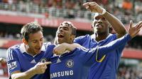 Chelsea&#039;s Ashley Cole, Frank Lampard and Didier Drogba celebrates the own goal by Arsenal&#039;s Ivory Coast player Kolo Toure during their Premiership football match at The Emirates Stadium on May 10, 2009. AFP PHOTO/IAN KINGTON