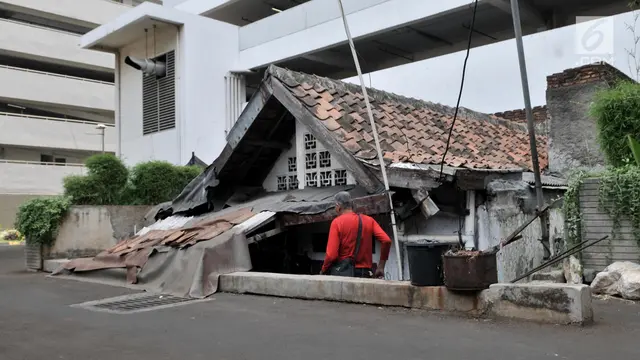 Rumah Usang di Halaman Apartemen Thamrin
