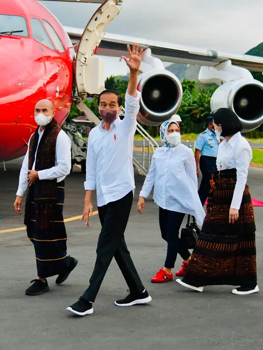 Presiden Joko Widodo dan Ibu Iriana Joko Widodo disaambut Gubernur NTT Viktor Laiskodat beserta istri saat tiba di Bandar Udara Haji Hasan Aroeboesman, Kabupaten Ende, Provinsi Nusa Tenggara Timur (NTT), Selasa (31/5/2022). (Foto: Laily Rachev - Biro Pers Sekretariat Presiden)
