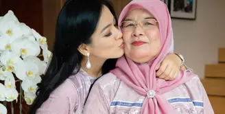 Titi Kamal membagikan beberapa potret gemas dirinya bersama sang ibu kenakan baju Lebaran kembar. Foto: Instagram.