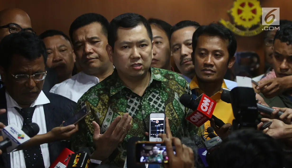 Hary Tanoesoedibjo memberikan keterangan pers usai menjalani pemeriksaan di Direktorat Tindak Pidana Siber Bareskrim Polri, Jakarta, Jumat (7/7). (Liputan6.com/Angga Yuniar)