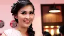 Sandra Dewi mendadak menggunakan gaun pengantin. Sandra terlihat cantik dengan gaun rancangan Dominigue Nadine. (Andy Masela/Bintang.com)