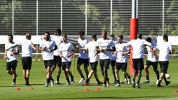 Pemain Bayer Leverkusen melakukan latihan jelang laga Liga Europa di Leverkusen, Jerman, Selasa (4/8/2020). Bayer Leverkusen akan berhadapan dengan Glasgow Rangers. (AP Photo/Martin Meissner)