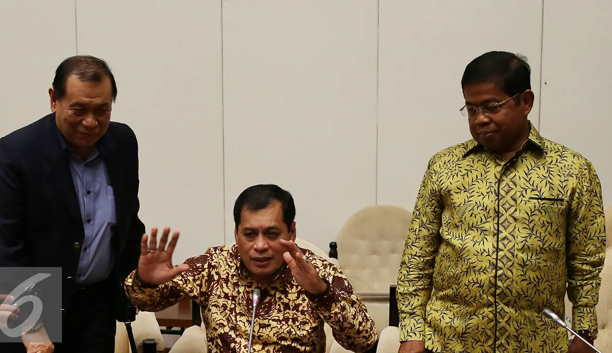 Dari kanan, Sekjen DPP Partai Golkar Idrus Marham, Ketua Harian DPP Partai Golkar Nurdin Halid, Ketua FPG DPR Kahar Muzakir memberikan keterangan pers setelah melakukan rapat pleno di Gedung DPR/MPR, Jakarta, Rabu (23/11). (Liputan6.com/Johan Tallo)