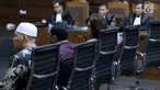 Tersangka suap DPRD Sumut, Rijal Sirait, Fadly Nurzal, Rooslynda Marpaung dan Rinawati Sianturi (kiri ke kanan) mengikuti sidang perdana di Pengadilan Tipikor, Jakarta, Rabu (21/11). Sidang mendengar pembacaan dakwaan. (Liputan6.com/Helmi Fithriansyah)