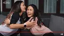 "Enggak kamu aja kok, banyak kok. Semua perempuan yang digosipin sama dia (Ariel) aku jutekin. Kan bucin say, maaf ya say. Jangan marah ya. Kan bucin dulu," kata Luna Maya yang kemudian pelukan dengan Momo sambil tertawa dua duanya. (Youtube/Momo Youtube Channel)