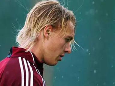 Defender Denmark Simon Kjaer di saat sesi latihan tim di Loerie Park, Knysna, 16 Juni 2010, jelang laga penyisihan Grup E PD 2010 lawan Kamerun. AFP PHOTO / PATRICK HERTZOG 