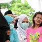 Istri kedua Dodi Triono, Almianda Saphira dan sang putri Zanette Kalila Azaira (13) menangis histeris saat prosesi pemakaman jenazah korban pembunuhan Pulomas di TPU Tanah Kusir, Jakarta, Rabu (28/12). (Liputan6.com/Gempur M Surya)