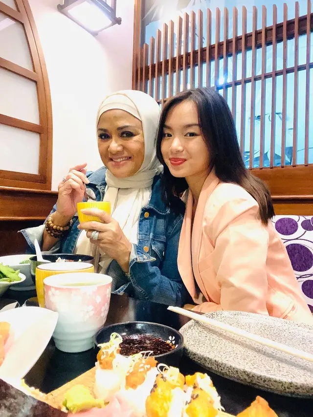 6 Potret Kebersamaan Betharia Sonata dan Nabila Rahman, Ibu dan Anak yang Kompak