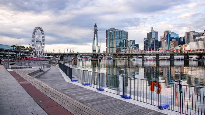Pemandangan Darling Harbour yang kosong di Sydney, Australia (30/3/2020). ). Industri pariwisata Australia mengalami kerugian sekitar 5,8 miliar dolar Australia (1 dolar Australia = Rp10.579) dalam tiga bulan pertama 2020 seiring merebaknya pandemi coronavirus. (Xinhua/Bai Xuefei)