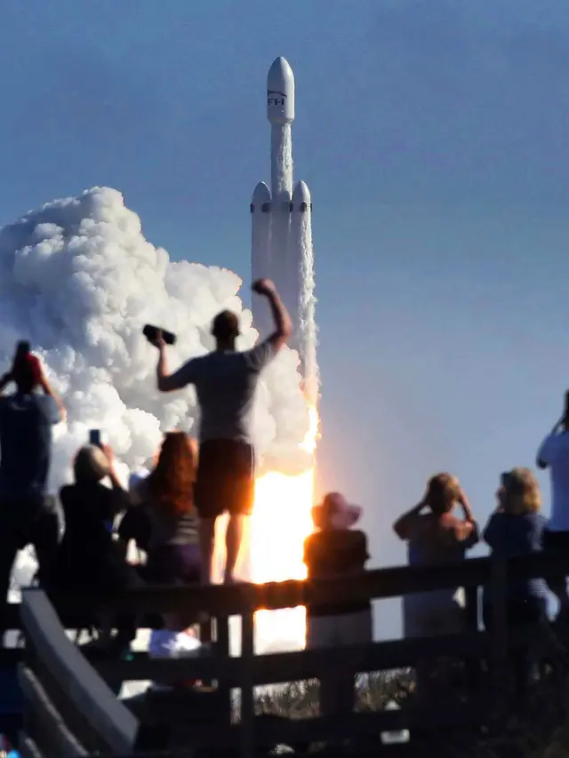 Roket Terkuat di Dunia Milik SpaceX Melesat Menuju Orbit Planet Mars