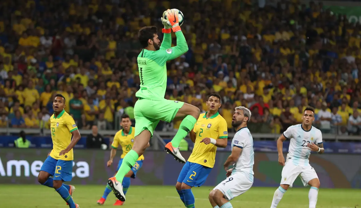 Kiper Brasil Alisson melompat untuk menangkap bola saat bertanding dengan Argentina dalam semifinal Copa America 2019 di Stadion Mineirao, Belo Horizonte, Brasil, Selasa (2/7/2019). Brasil lolos ke final Copa America 2019 setelah menghajar Argentina 2-0. (AP Photo/Ricardo Mazalan)