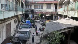 Aktivitas penghuni Wisma Ciliwung, Jakarta, Senin (17/9). Wisma Ciliwung nantinya digunakan sebagai tempat tinggal bagi warga Bukit Duri korban penggusuran pada 2016 silam. (Merdeka.com/Iqbal Nugroho)