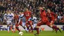 Gelandang Liverpool, James Milner, melakukan eksekusi penalti pada laga Liga Europa melawan Bordeaux di Stadion Anfield, Inggris, Kamis (26/11/2015). (AFP Photo/Oli Scarff)