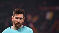 Megabintang Barcelona, Lionel Messi bereaksi saat bertandang ke markas AS Roma pada pertandingan leg kedua perempat final Liga Champions di Stadion Olimpico, Selasa (10/4). Bercelona tersingkir setelah menyerah 0-3 dari AS Roma. (Andreas SOLARO/AFP)
