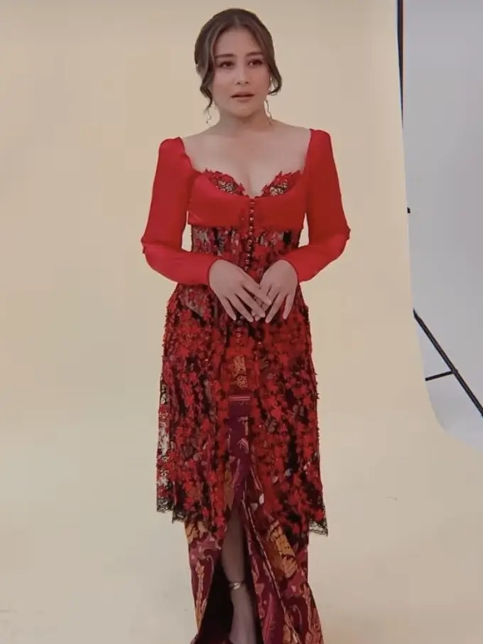 Prilly Latuconsina Kenakan Kebaya Mewar Membara dan Kembali Menjadi Duta Festival Film Indonesia 