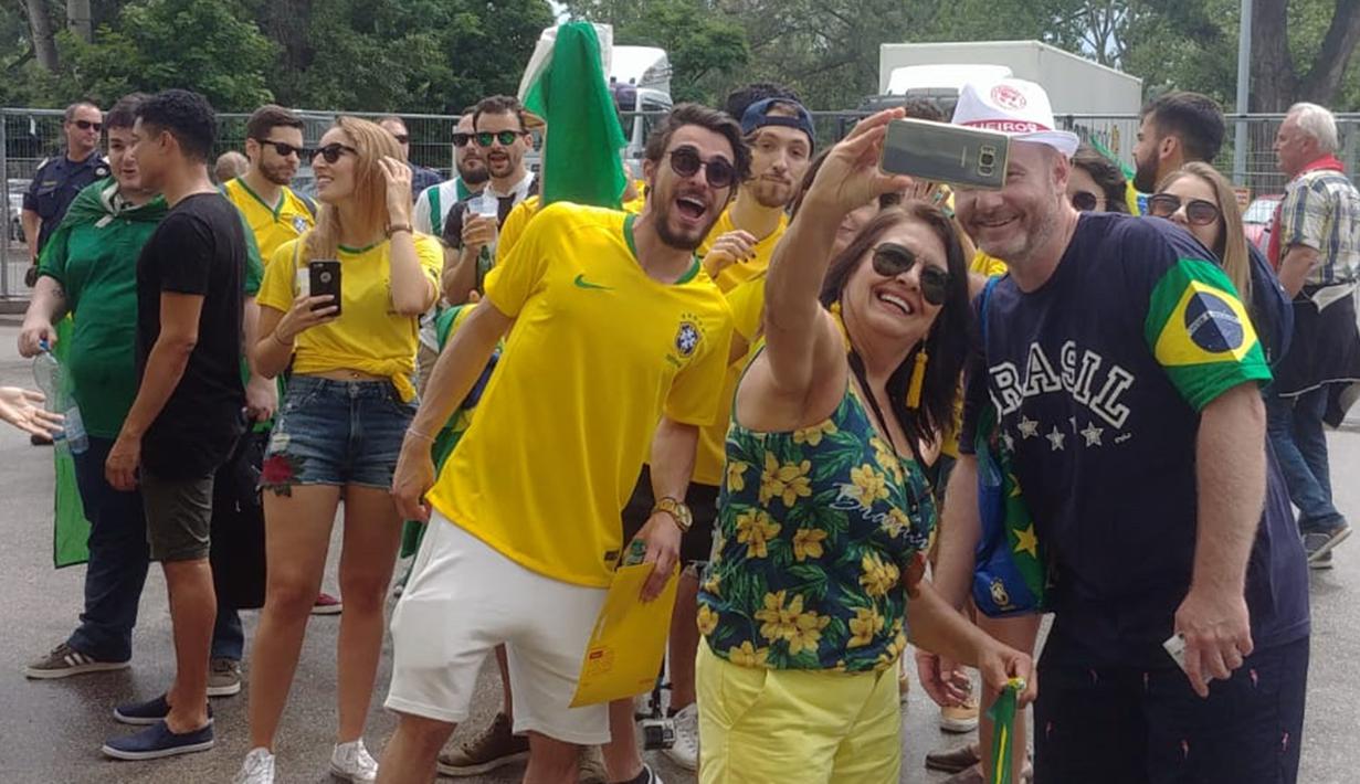Para suporter Brasil selfie sebelum menonton laga melawan Austria di sekitar Stadion Ernst Happel, Wina, Minggu (10/6/2018). Austria kalah 0-3 dari Brasil. (Bola.com/Reza Khomaini)