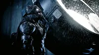 Batman menggunakan Batsignal dalam Batman v Superman: Dawn of Justice. (comingsoon.net)