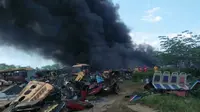 Suasana kebakaran bangkai Transjakarta di Bogor, Jumat (13/11/2020). (Liputan6.com/Achmad Sudarno)