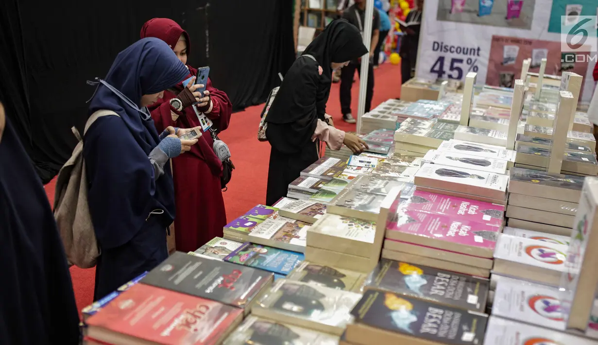 Pengunjung mencari buku di Islamic Book Fair 2019 di JCC, Jakarta, Rabu (27/2). Pameran buku tersebut menghadirkan 213 penerbit buku di Indonesia serta mancanegara dengan 48.250 judul dan 3,6 juta eksemplar buku. (Liputan6.com/Faizal Fanani)