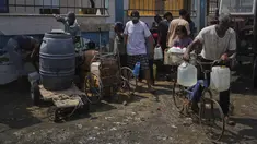 Warga Palestina mengumpulkan air minum di pabrik desalinasi di Deir al-Balah, Jalur Gaza Tengah, Rabu 13 Agustus 2025. (AP Photo/Abdel Kareem Hana)