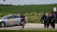 Polisi mengamankan lokasi terjadinya penembakan di sebuah taman di kota Maquoketa, Iowa hari Jumat (22/7). (AP)
