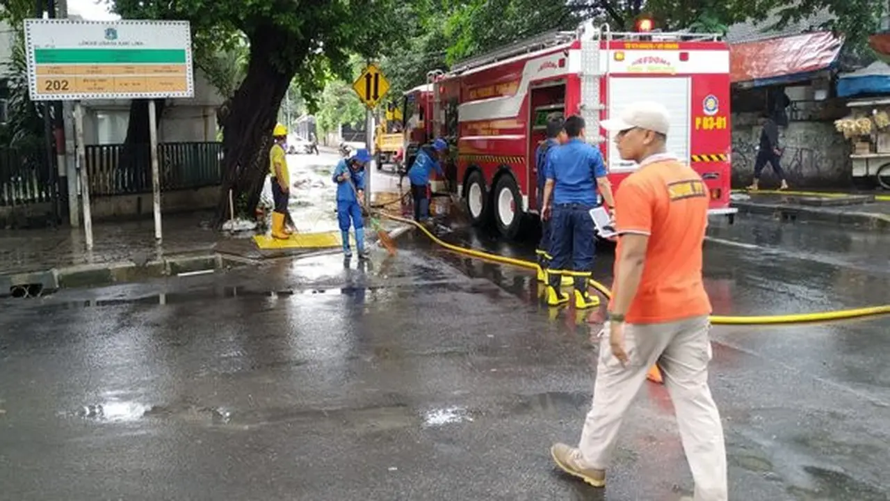 Petugas dari Pemprov DKI melakukan pembersihan usai banjir menggenang kawasan Menteng. (Merdeka.com)