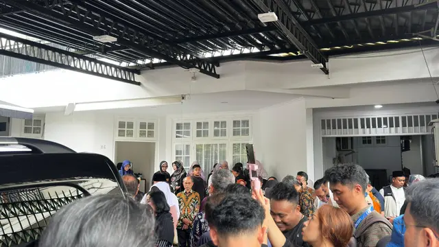 Suasana rumah duka Anggota IV Badan Pemeriksa Keuangan (BPK), Haerul Saleh yang meninggal dunia.