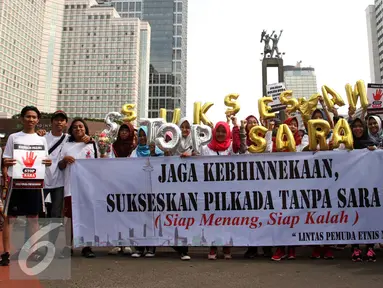 Lintas Pemuda Etnis Nusantara melakukan aksi kampanye di Bundaran HI, Jakarta, Minggu (10/9). Dalam aksinya mereka mengajak warga agar tidak menggunakan isu SARA untuk menyukseskan Pilkada. (Liputan6.com/Gempur M Surya)