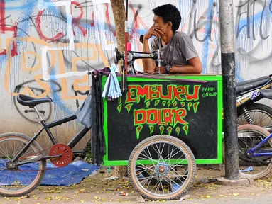 Menjelang hari raya Idul Fitri, penjahit 'vermak levis' keliling mulai kebanjiran rezeki, Jakarta, Senin (6/7/2015).  Para penjahit keliling mulai banyak menerima orderan warga untuk sekedar memotong atau mengecilkan pakaian. (Liputan6.com/Yoppy Renato)