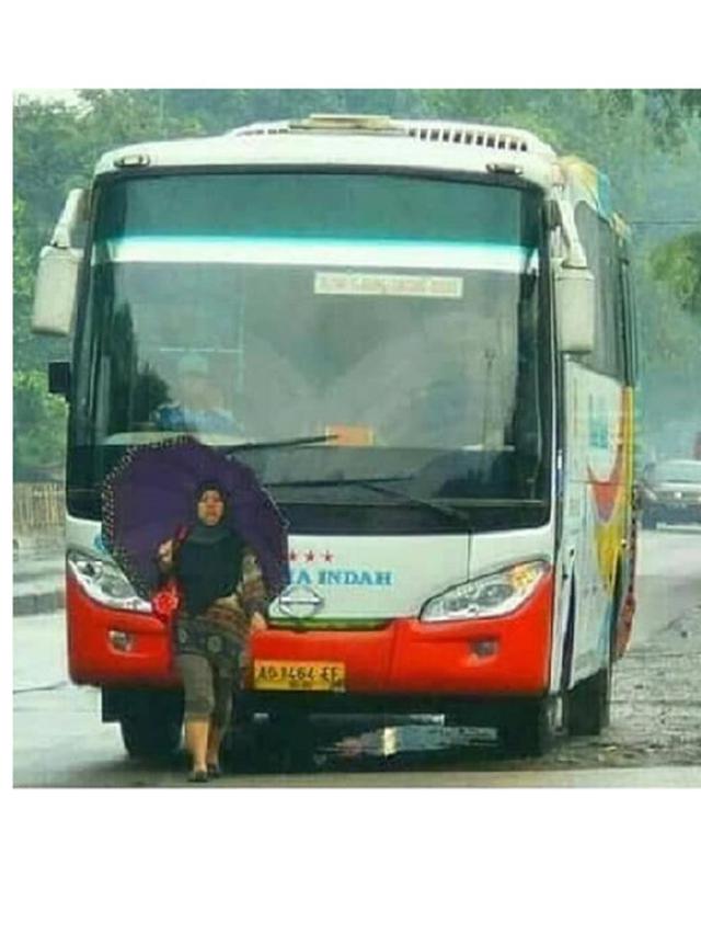 Tingkah Kocak Emak-Emak Saat di Jalan, Bikin Tepok Jidat