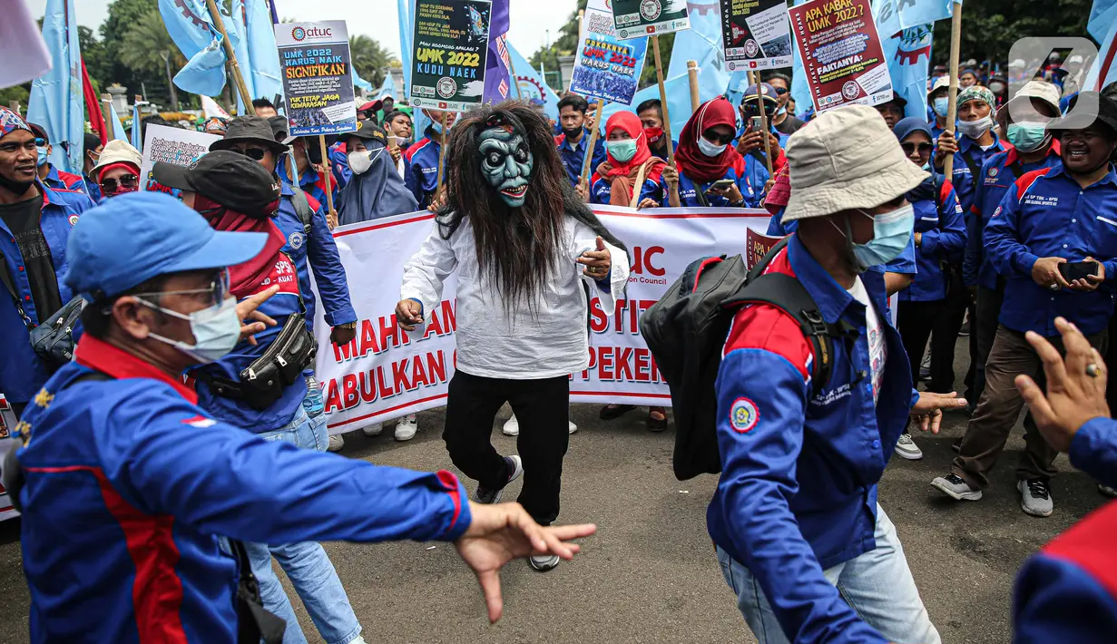 Massa buruh gabungan menggelar aksi di kawasan Patung Arjuna Wijaya, Jakarta, Kamis (25/11/2021). Dalam aksinya, ratusan buruh tersebut menuntut pembatalan Omnibus Law Undang-Undang Cipta Kerja dan kenaikan upah 2022. (Liputan6.com/Faizal Fanani)