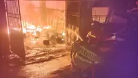 Gedung Tiga Lantai Terbakar Hebat, Hanguskan 14 Mobil Golf