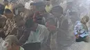 Warga melaksanakan Salat Jumat di ruang kelas PAUD Rusun Muara Baru, Jakarta Utara, Jumat (6/11/2015). Walaupun dengan kondisi seadanya, Warga tetap khusyuk melaksanakan salat. (Liputan6.com/Immanuel Antonius)