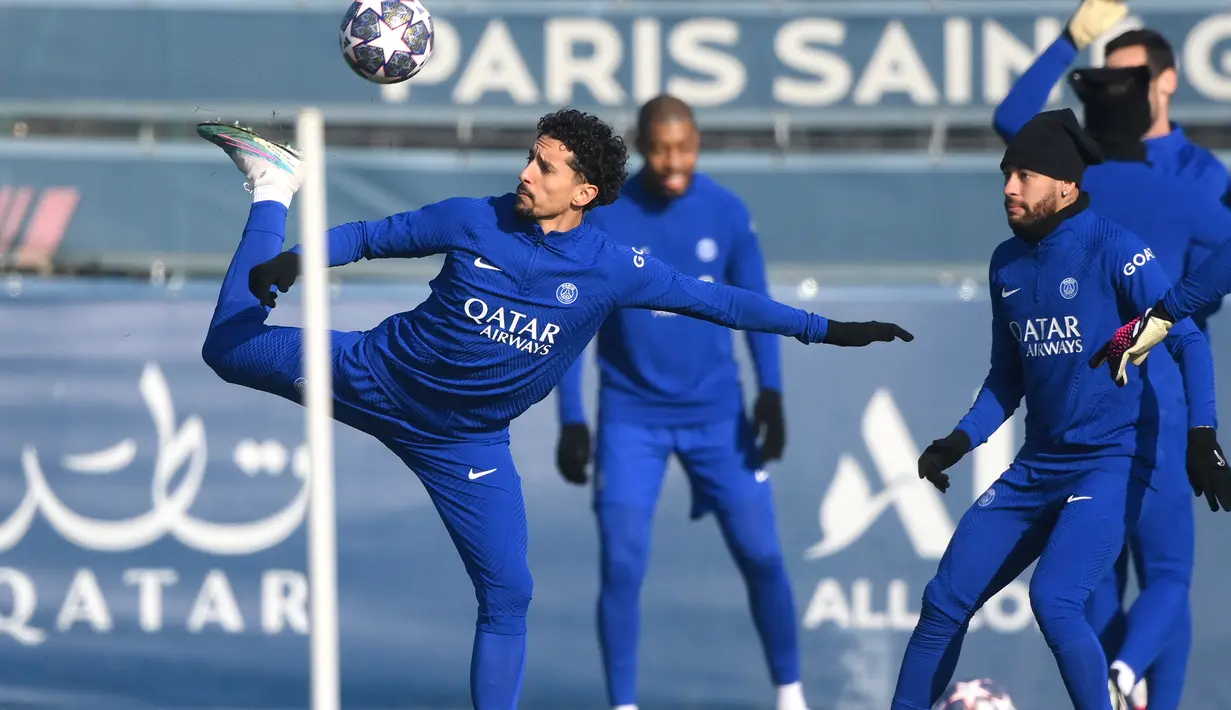 Pemain PSG, Neymar (kanan) dan Marquinhos menjalani latihan bersama rekan-rekannya Saint-Germain-en-Laye, Paris (13/2/2023) menjelang laga leg pertama babak 16 besar Liga Champions menghadapi Bayern Munchen. Neymar dkk akan terlebih dahulu menjamu Bayern Munchen pada leg pertama babak 16 Besar Liga Champions 2022/2023 pada Rabu (15/2/2023) dini hari WIB. Sementara leg kedua akan berlangsung di kandang Bayern Munchen bulan depan. (AFP/Franck Fife)