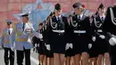 Sejumlah polisi wanita Rusia baris berbaris saat mengambil bagian dalam latihan parade militer Hari Kemenangan di Dvortsovaya (Istana) Square St Petersburg, Rusia, Rabu 7 Mei 2014. (AP Photo / Dmitry Lovetsky)