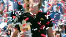 Petenis Jerman, Alexander Zverev memegang trofi usai meraih gelar juara Piala Rogers 2017 di Montreal, Minggu (13/8). Bagi petenis muda berumur 20 tahun itu, untuk pertama kalinya dia juara di ajang Rogers Cup. (Paul Chiasson/The Canadian Press via AP)