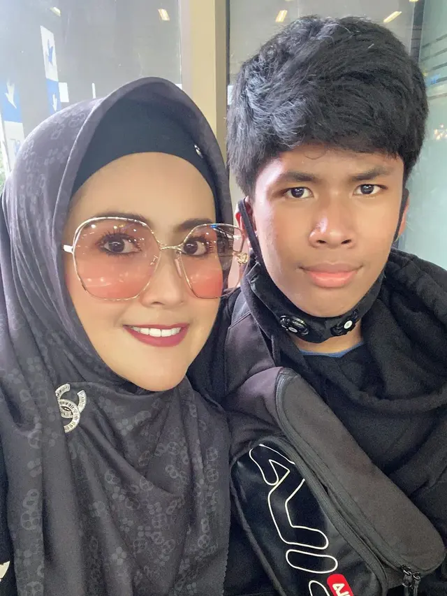 Jarang Tersorot, Ini 6 Momen Kebersamaan Meggy Wulandari dan Putra Sulungnya