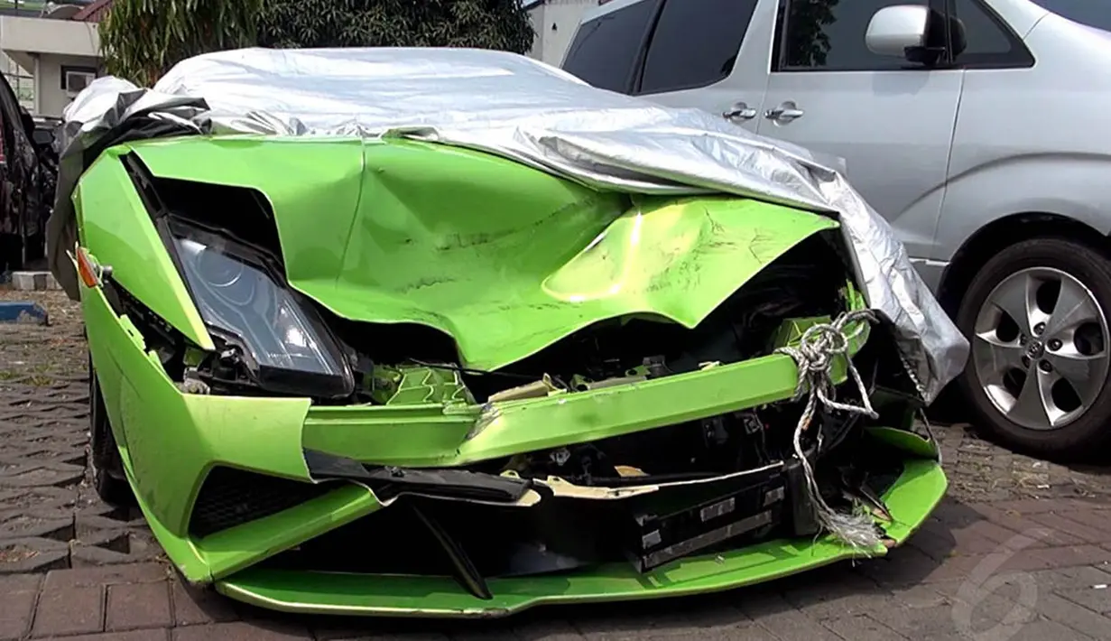 Mobil Lamborghini milik Hotman Paris Hutapea, mengalami kecelakaan, Jakarta, (5/10/14). (Liputan6.com/Johan Tallo)