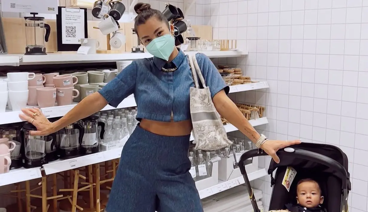 Menggunakan one set crop top dan celana bermuda bisa memberi kesan muda. Apalagi jika dipadukan dengan sneakers, selain penuh gaya, kesan nyaman juga didapatkan.  (Foto: Jennifer Bachdim/ Instagram)