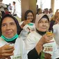 Pedagang jamu dalam kegiatan "Ayo Minum Jamu" dengan mengundang 100 pedagang jamu ke Pabrik Sido Muncul di kawasan Ungaran, Semarang, Kamis (30/5/2024).