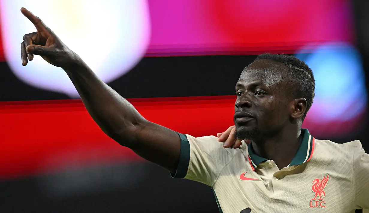 <p>Liverpool akhirnya berhasil membalikkan kedudukan menjadi 2-1 pada menit ke-65. Menerima umpan silang dari Luis Diaz, Sadio Mane berhasil menanduk bola dan tak mampu dijangkau oleh Emiliano Martinez. (AFP/Paul Ellis)</p>