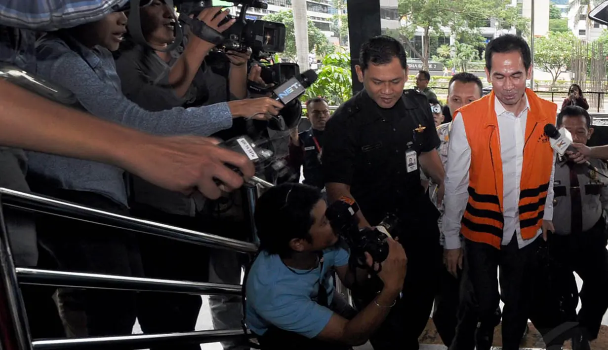 Tubagus Chaeri Wardhana alias Wawan kembali menjalani pemeriksaan di KPK, Jakarta, Jumat (12/12/2014). (Liputan6.com/Miftahul Hayat)